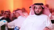تركي آل الشيخ يمازح عمرو دياب: إن شاء الله بعد 30 سنة تبقى جبل