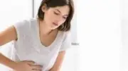 أخطر 5 أطعمة على الريق تدمر المعدة.. تعرف على البدائل الصحية