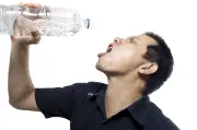 كيف نحمي أنفسنا من العطش في الحر: 5 نصائح فعالة