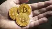 توترات جيوسياسية وتخارج سيولة يدفعان بيتكوين لأدنى مستوى في 5 أسابيع
