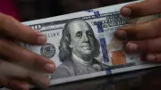 هبوط مفاجئ في أسعار الدولار.. وصوله إلى 52 جنيهاً في بنك مصر