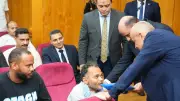 دموع وفرحة بعد 9 سنوات انتظار.. محمد زين يتسلم عقد عمله بالأقصر