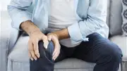 9 أعراض تؤكد إصابتك بخشونة الركبة وطرق العلاج