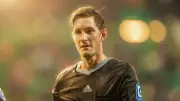 من غرفة العمليات إلى قمة الدوري.. من هو ماتياس يولنبيك حكم الأهلي والزمالك؟