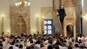 حكم كلام القائمين على المسجد أثناء خطبة الجمعة لتنظيم الناس