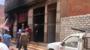 السيطرة على حريق منزل ومحل تجاري بالخارجة دون إصابات
