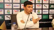 الجهاز الفني لمنتخب مصر يطمئن على إسلام عيسى بعد جراحة الرباط الصليبي