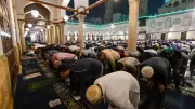 دار الإفتاء: الصلاة في الصفوف المتقدمة أفضل من المتأخرة