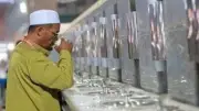 هل الدعاء بعد شرب ماء زمزم مستجاب؟ اعرف فضله وأسرار استجابته