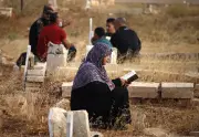 حكم زيارة قبر الوالدين كل جمعة وقراءة القرآن لهما.. الإفتاء تجيب
