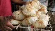 خبير تغذية يحذر من مخاطر الترندات الغذائية ويوصي بالخبز البلدي