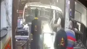 فيديو مرعب.. اصطدام ميكروباص بمطعم في المرج يثير الذعر بين الأهالي