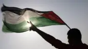 الاحتلال يطارد العلم الفلسطيني.. قمع إسرائيلي يمزق راية الشعب الأعزل