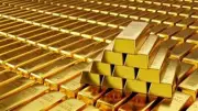 قوة الدولار والتضخم يضغطان على الذهب.. هل تراجع بريق الملاذ الآمن؟