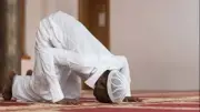 حكم الشك في عدد السجدات أثناء الصلاة وعلاجه بسجود السهو