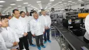 وزير الاتصالات يتفقد مصنع سامسونج في بني سويف: خط إنتاج التابلت نموذج لتوطين الصناعة