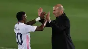 مكالمة سرية بين زيدان وبيريز للعودة إلى ريال مدريد