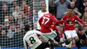مانشستر يونايتد يحقق فوزًا دراماتيكيًا على ليفربول بثلاثية في أولد ترافورد