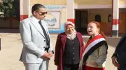 مدير تعليم الجيزة يتفقد مدارس أبو النمرس ويكرم عامل خدمات لتفانيه