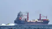 انفجار في غرفة محركات سفينة كورية جنوبية بمضيق هرمز يثير التوتر