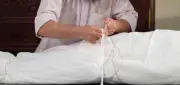 هل يجوز للمرأة غسل زوجها بعد الوفاة؟ أمينة الإفتاء توضح الضوابط