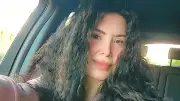 عبير صبري تشارك جمهورها صوراً عفوية من سيارتها بإطلالة جذابة