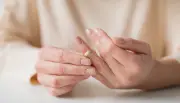 حكم المهر والهدايا عند فسخ الخطبة.. الإفتاء تحسم الجدل