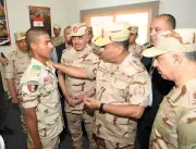 وزير الدفاع يلتقي مجندين ويؤكد على أهمية التحصين ضد الحروب المعلوماتية