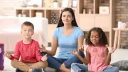 كيف تحمي الأم نفسها من التوتر مع اقتراب امتحانات نهاية العام؟