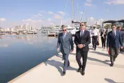 رئيس هيئة قناة السويس و السفير الفرنسي يتابعان عبور حاملة الطائرات شارل ديجول