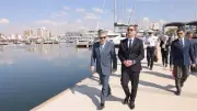 رئيس قناة السويس يبحث التعاون مع السفير الفرنسي ويشهد عبور حاملة الطائرات شارل ديجول