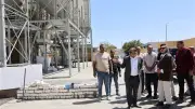محافظ الوادي الجديد تتفقد مصنع أعلاف ومصنع أسمدة بالخارجة