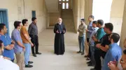 الأنبا باسيليوس يتفقد الدراسة بالكلية الإكليريكية بالمعادي