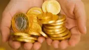تراجع الدولار واستقرار الذهب وارتفاع البورصة: أبرز أخبار الاقتصاد اليوم