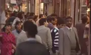 فيديو نادر يكشف حياة المصريين في شوارع القاهرة خلال بداية الثمانينيات