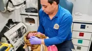 مسعفان يساعدان سيدة على الولادة داخل سيارة إسعاف بالمنيا