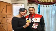 بطلة مصارعة حملت توأمها المريضة على كتفيها وفازت بذهبية أفريقيا