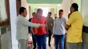 رئيس الفرافرة يتابع تجهيزات تركيب جهاز أشعة مقطعية بالمستشفى