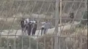 مشهد صادم بالضفة.. مستوطنون يجبرون عائلة فلسطينية على إخراج جثة من قبر