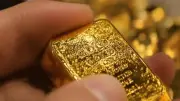 الذهب يحقق مكاسب أسبوعية بدعم ضعف الدولار والتوترات الجيوسياسية