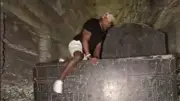 مصور أمريكي يثير غضب المصريين بتسلقه تابوتًا أثريًا في السرابيوم