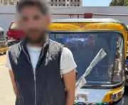ضبط سائق توكتوك تعدى على سيدة وحطم سيارتها في جسر السويس