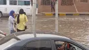 تسرب مياه مفاجئ جديد بجوار محطة مترو أم المصريين.. صور