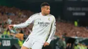 الشكوك تحاصر مشاركة مبابي في كلاسيكو برشلونة وريال مدريد