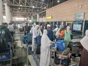 وعاظ الأزهر يجيبون عن استفسارات الحجاج بالمطارات بمنهج التيسير والوسطية