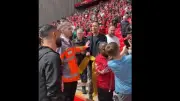 تجاهل محمد صلاح لمشجع مصري يثير جدلاً واسعاً على مواقع التواصل