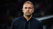 برشلونة يعزي مدربه فليك بوفاة والده قبل كلاسيكو الليجا