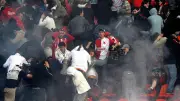 إلغاء قمة الدوري التشيكي بعد اقتحام جماهير سلافيا لأرض الملعب
