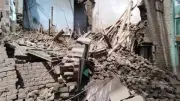 مصرع طفل وإصابة والده وشقيقه إثر انهيار حائط منزل في قنا