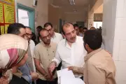 نائب وزير الصحة يحول المقرصين بمستشفيات قنا للتحقيق ويمنح مكافآت للمتميزين